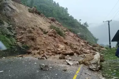 साँगामा सडक विस्तारका क्रममा पहिरो खस्दा मजदुर घाइते